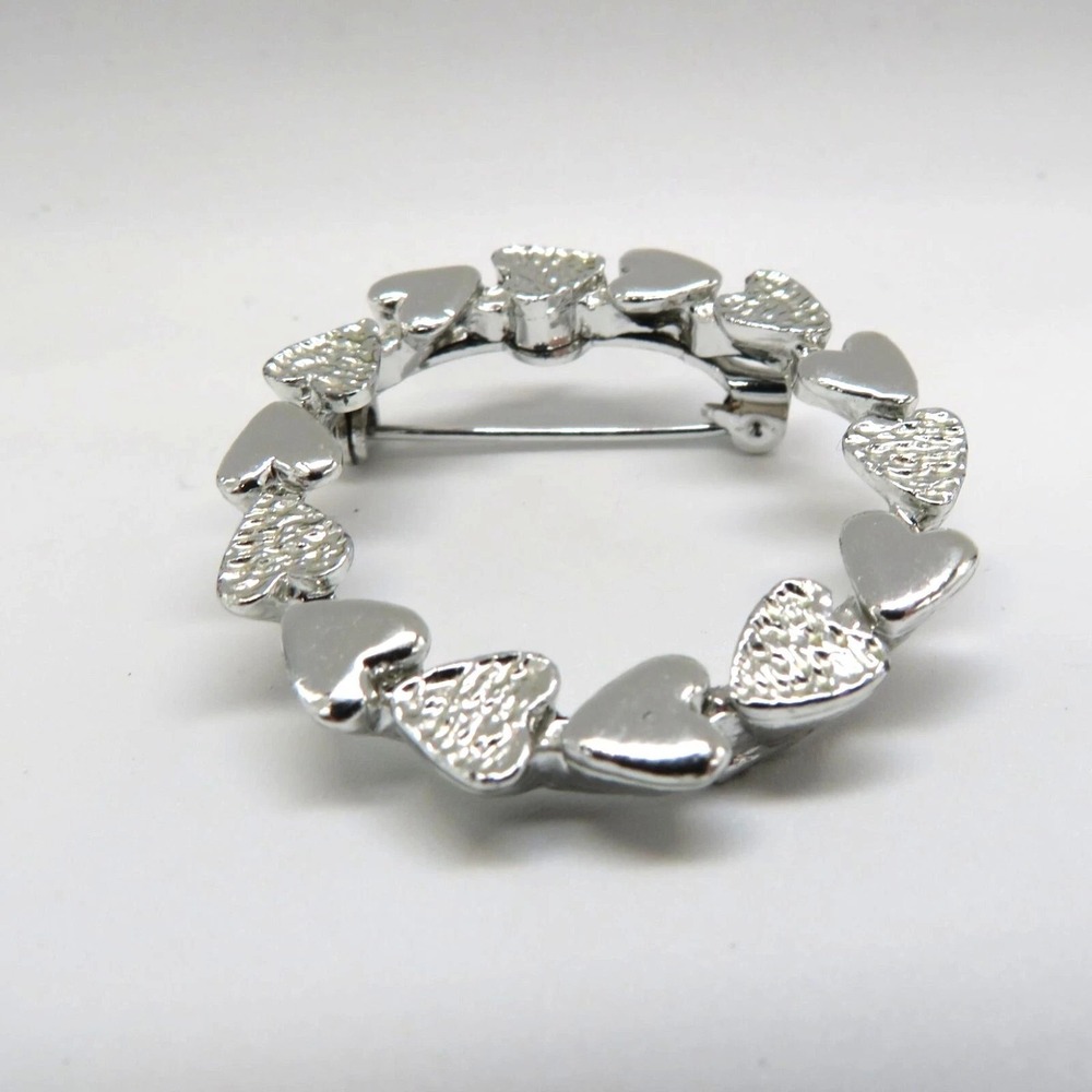 Gerrys‎ Silver Tone Heart Wreath Brooch Pin Textured Smooth Finish